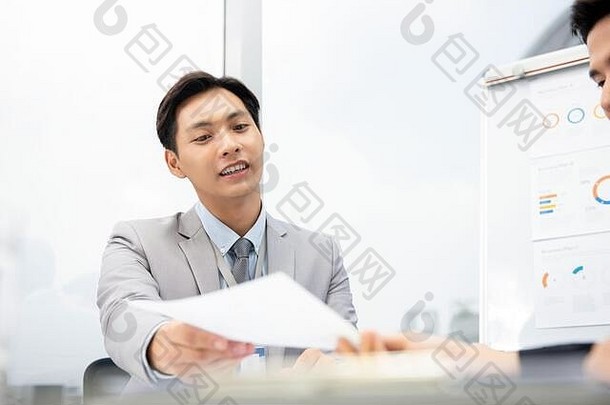 快乐的亚洲商人建议业务计划文档客户端会议办公室