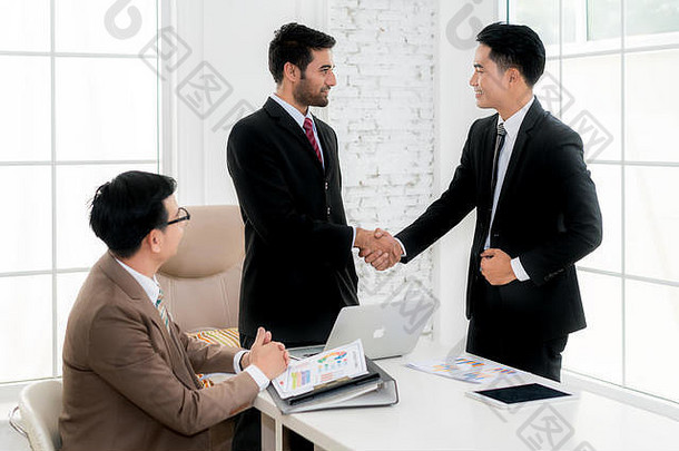 亚洲商人伙伴关系摇晃手会议房间业务人摇晃手协议概念