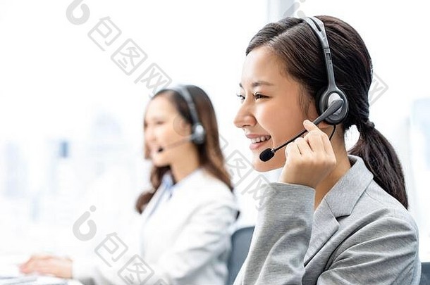 微笑电话销售亚洲女人工作调用中心办公室