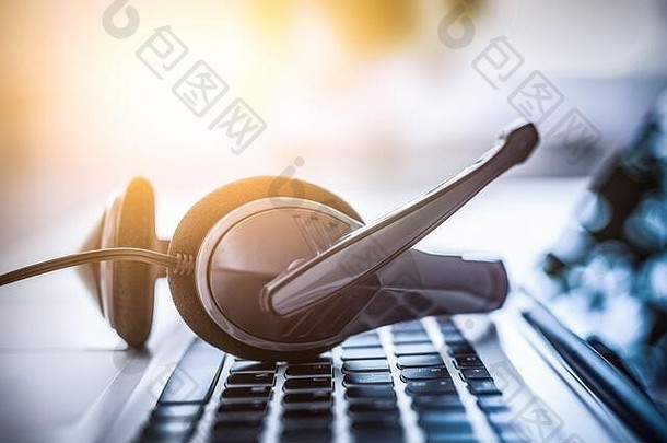 沟通支持调用中心客户服务桌子上网络电话耳机移动PC电脑键盘