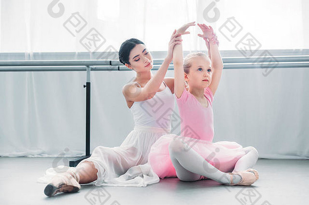 成人芭蕾舞女演员锻炼可爱的孩子粉红色的图图芭蕾舞学校