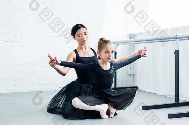 年轻的芭蕾舞老师培训可爱的灵活的孩子芭蕾舞学校