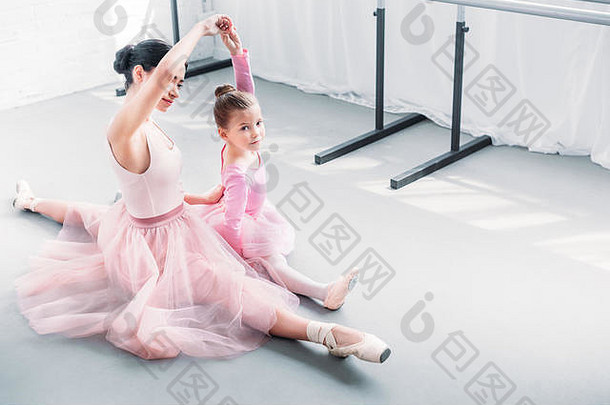 高角视图芭蕾舞老师学生伸展运动芭蕾舞工作室