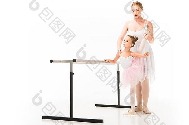 集中女老师图图帮助芭蕾舞女演员练习芭蕾舞巴利站孤立的白色背景