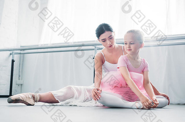 年轻的芭蕾舞老师培训可爱的孩子芭蕾舞学校