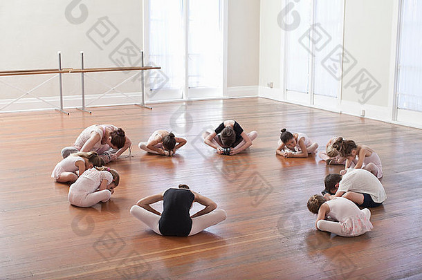 孩子们坐着地板上练习芭蕾舞老师芭蕾舞学校
