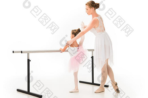 一边视图女老师图图帮助芭蕾舞女演员练习芭蕾舞巴利站孤立的白色背景