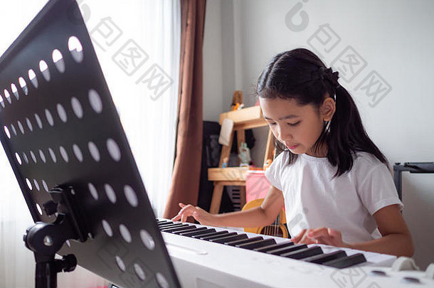 亚洲女孩学习玩计划键盘合成器幸福泰国女孩研究音乐首页