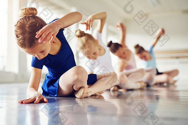 芭蕾舞 演员练习弯曲坐着地板上芭蕾舞类