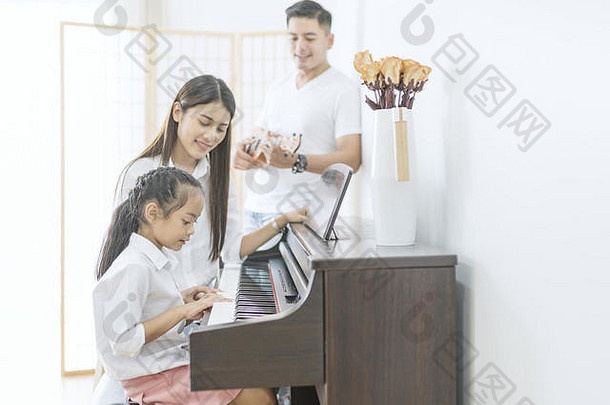 亚洲家庭妈妈。女儿玩计划父亲玩吉他家庭乐队首页概念家庭的关系