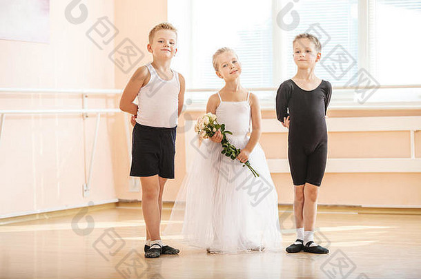 芭蕾舞跳舞类年轻的男孩女孩花摆姿势优雅的