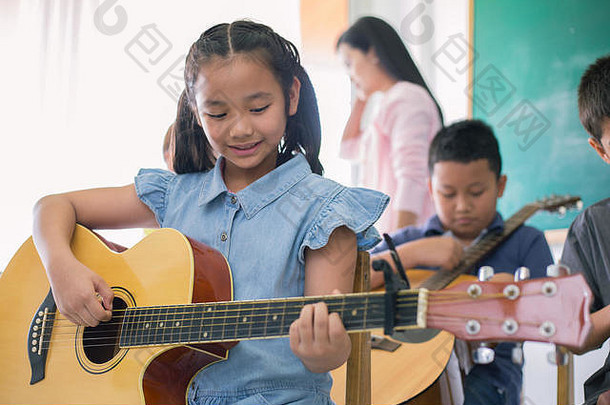 可爱的女孩玩吉他微笑音乐类房间