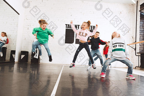 孩子们跳舞学校芭蕾舞嘻哈街时髦的现代舞者工作室背景孩子们显示有氧元素青少年臀部跳风格体育运动健身生活方式概念