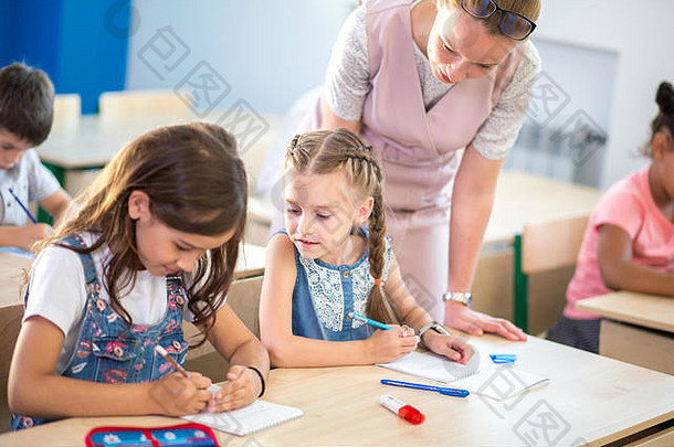 老师帮助孩子们家庭作业教室学校