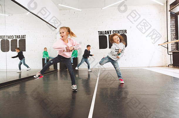 孩子们坐着跳舞学校芭蕾舞嘻哈街时髦的现代舞者概念工作室背景青少年臀部跳风格体育运动健身生活方式概念