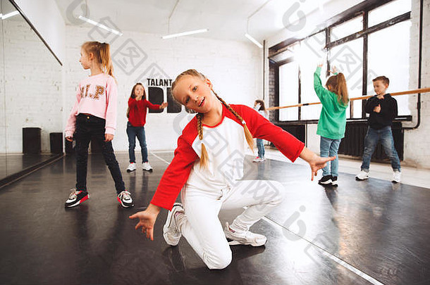 孩子们跳舞学校芭蕾舞嘻哈街时髦的现代舞者工作室背景孩子们显示有氧元素青少年臀部跳风格体育运动健身生活方式概念