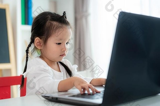亚洲<strong>幼儿园</strong>学校女孩视频会议电子学习老师移动PC生活房间首页在家教育距离学习在线