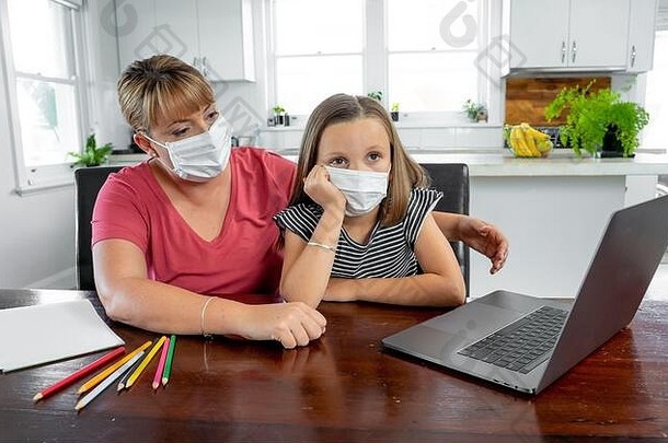 冠状病毒爆发封锁学校闭包妈妈。帮助无聊女儿脸面具研究在线类首页科维德流感大流行
