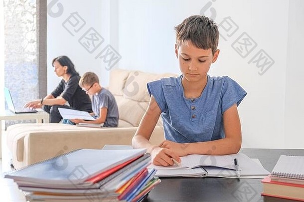 家庭首页孩子们家庭作业书教科书电脑在线妈妈。孩子们工作在线