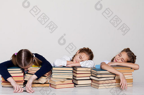 女孩教室累了睡觉书