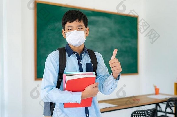 亚洲主学生男孩拇指穿面具防止爆发科维德教室回来学校重开学校