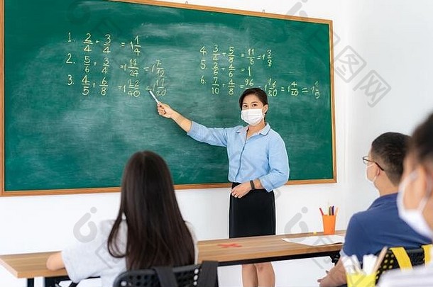 集团亚洲小学学校学生老师穿卫生面具防止爆发科维德教室回来学校雷奥普