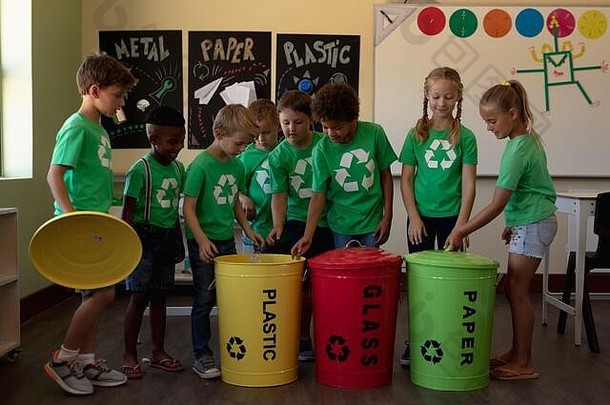 集团小学生持有颜色编码回收垃圾箱袋小学学校克拉斯鲁
