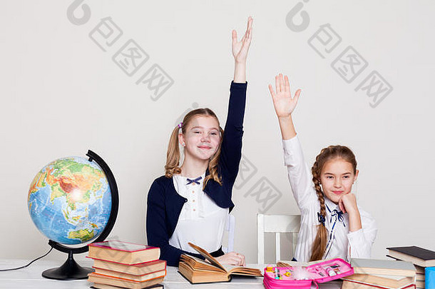女孩提高手类桌子上学校