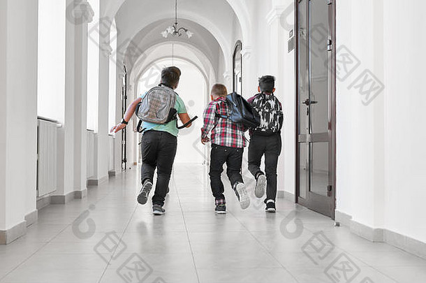 集团男生学校背包运行走廊学校同学们有趣的运行打破教训教训