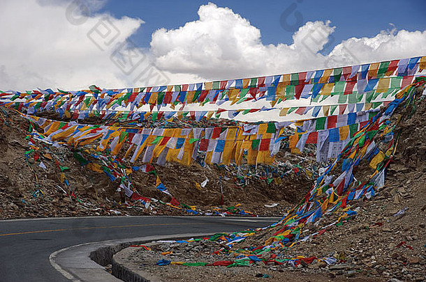色彩斑斓的藏文祈祷旗帜挂路