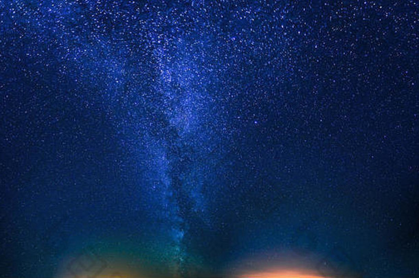 全景蓝色的晚上布满星星的天空自然晚上天空背景视图发光的星星乳白色的