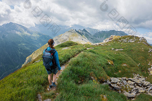 女人徒步旅行山小道奥地利阿尔卑斯山脉坏gastein萨尔茨堡奥地利