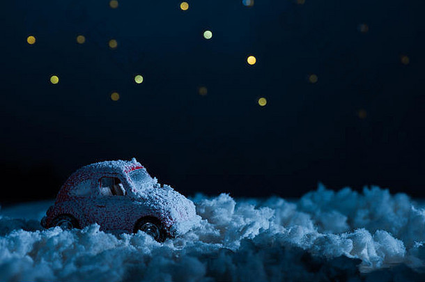 特写镜头拍摄玩具车站雪晚上布满星星的天空圣诞节概念