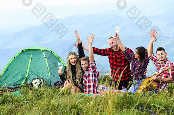 但女性野餐帐篷旅游热发现山旅游营集团人花免费的时间徒步旅行户外冒险朋友野营支出伟大的夏天时间