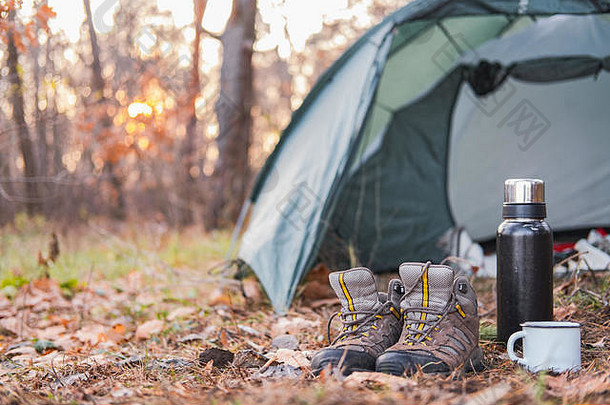 活跃的休息在户外徒步旅行鞋子热喝野营的地方野营的地方场景徒步旅行配件站帐篷森林