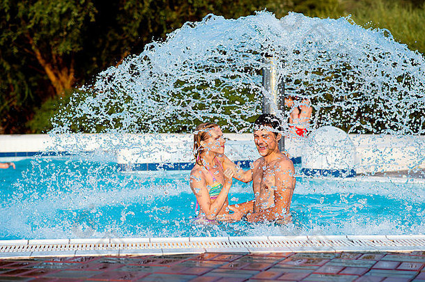 夫妇游泳池溅喷泉夏天热