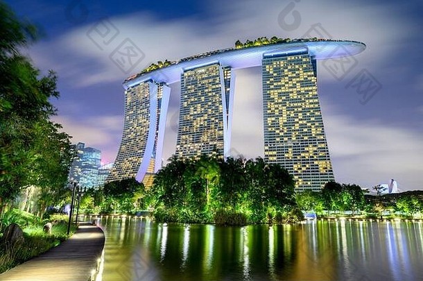 新加坡1月花园湾超级树晚上背景玛丽娜湾金沙酒店