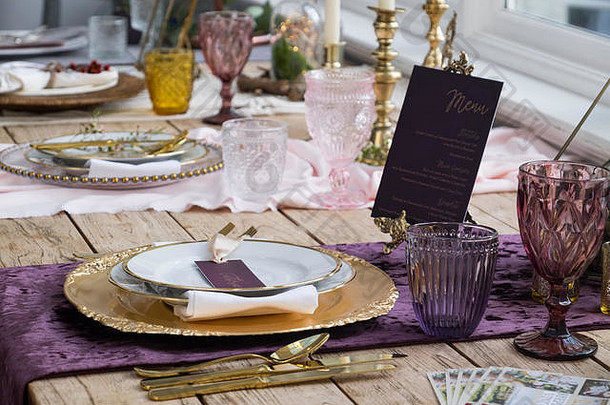 古董布局席盘子餐具眼镜花婚礼早餐显示木紫色的跑步者迪尔帕克酒店