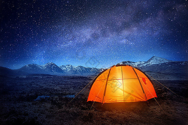 野营帐篷发光晚上天空完整的星星户外野营冒险