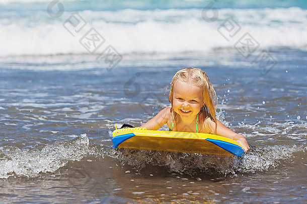 婴儿女孩年轻的冲浪者bodyboard有趣的小海波活跃的家庭生活方式人户外水体育运动