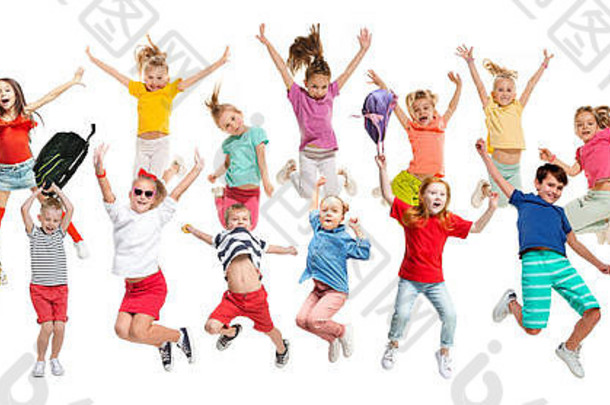 集团小学学校孩子们学生跳色彩斑斓的休闲衣服跳孤立的白色工作室背景有创意的拼贴画回来学校教育童年概念
