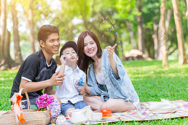 亚洲家庭快乐假期孩子孩子父亲妈妈。玩公园