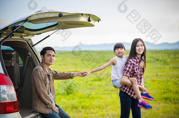 快乐女孩亚洲家庭坐着车享受路旅行夏天假期露营者的