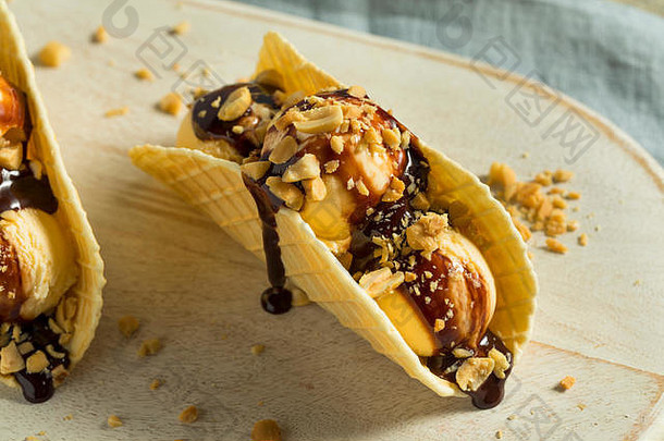 甜蜜的自制的巧克力冰奶油墨西哥煎玉米卷花生