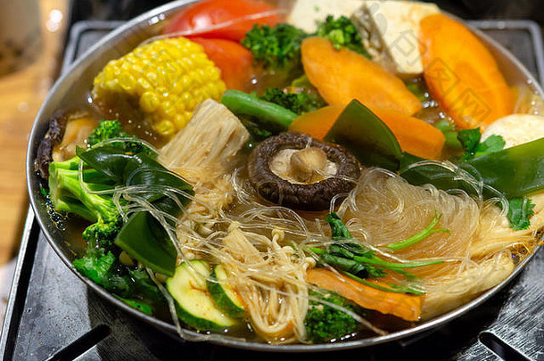 tawanese素食者沸腾能准备好了吃晚餐角特写镜头