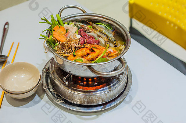 越南汤热能虾猪肉酸菜越南厨房概念