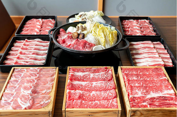 日本和牛牛肉Kurobuta猪肉寿喜烧集准备好了烹饪