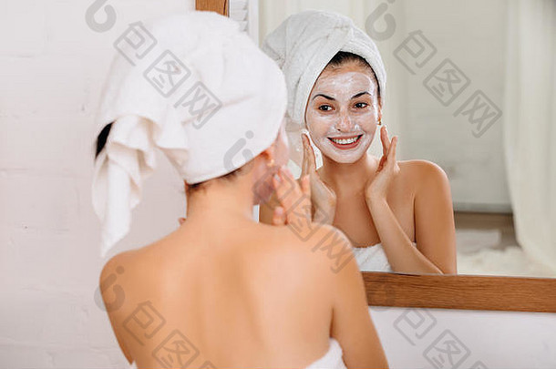 女人毛巾应用面具脸前面镜子首页<strong>皮肤</strong>护理