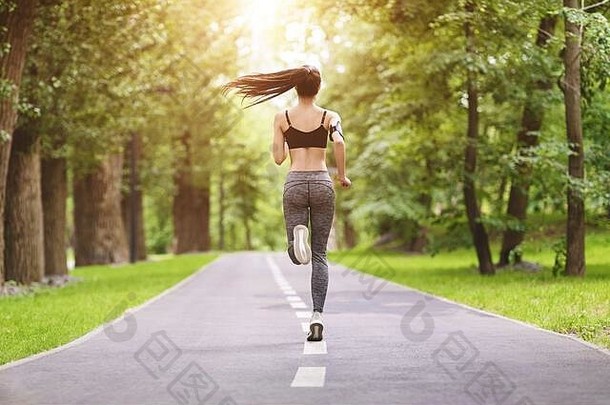 体育运动动机后视图运动女孩慢跑路径公园