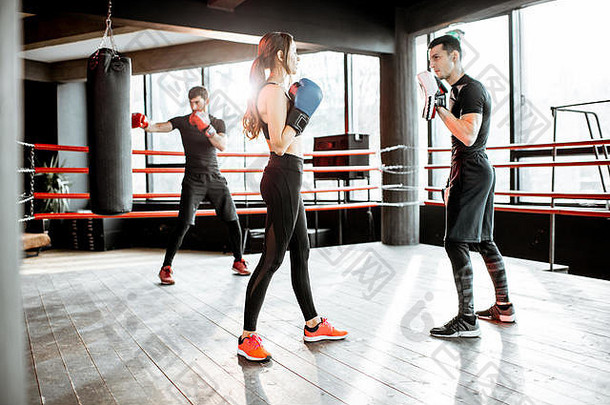 年轻的女人培训盒子个人教练<strong>拳击</strong>环健身房